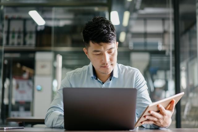 A board member using AI in the board room for effective board management